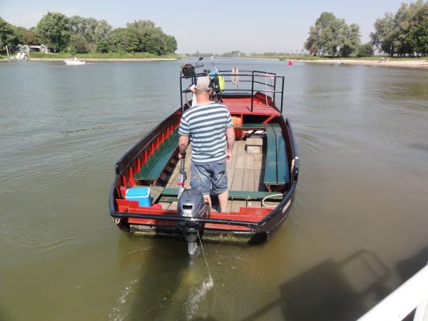 roeiboot met buitenboordmotor